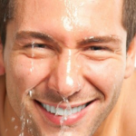 Rửa mặt sạch sẽ hai lần một ngày để da được sạch, thông thoáng giảm nguy cơ gây mụn.