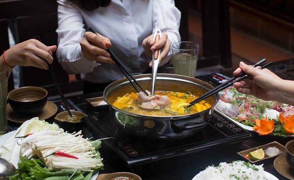 Món Việt với lẩu cua đồng cực đắt khách